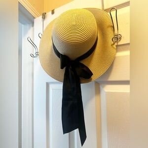 Summer straw sun hat with bow